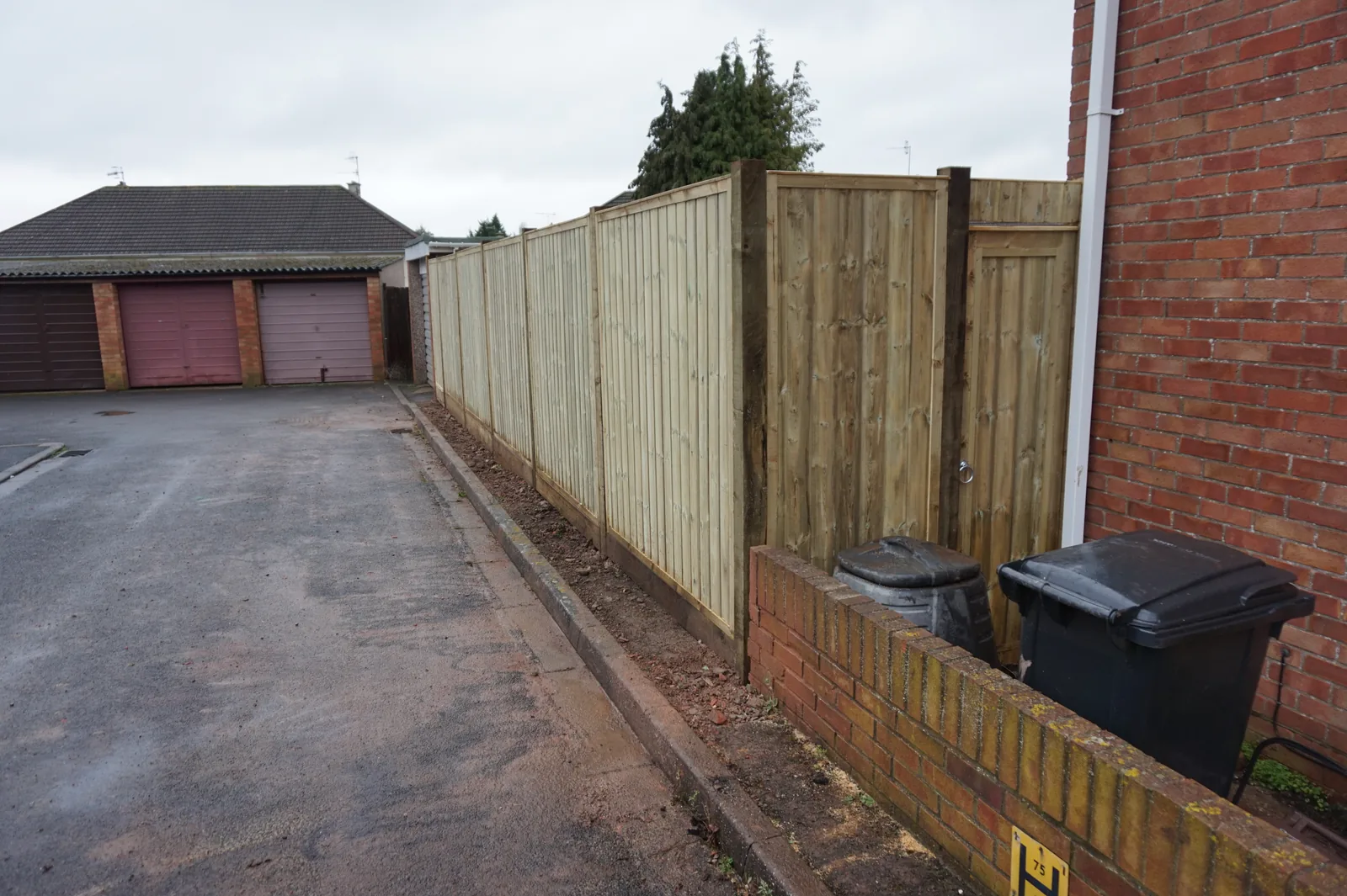 T&G fence panels with 4x4 posts