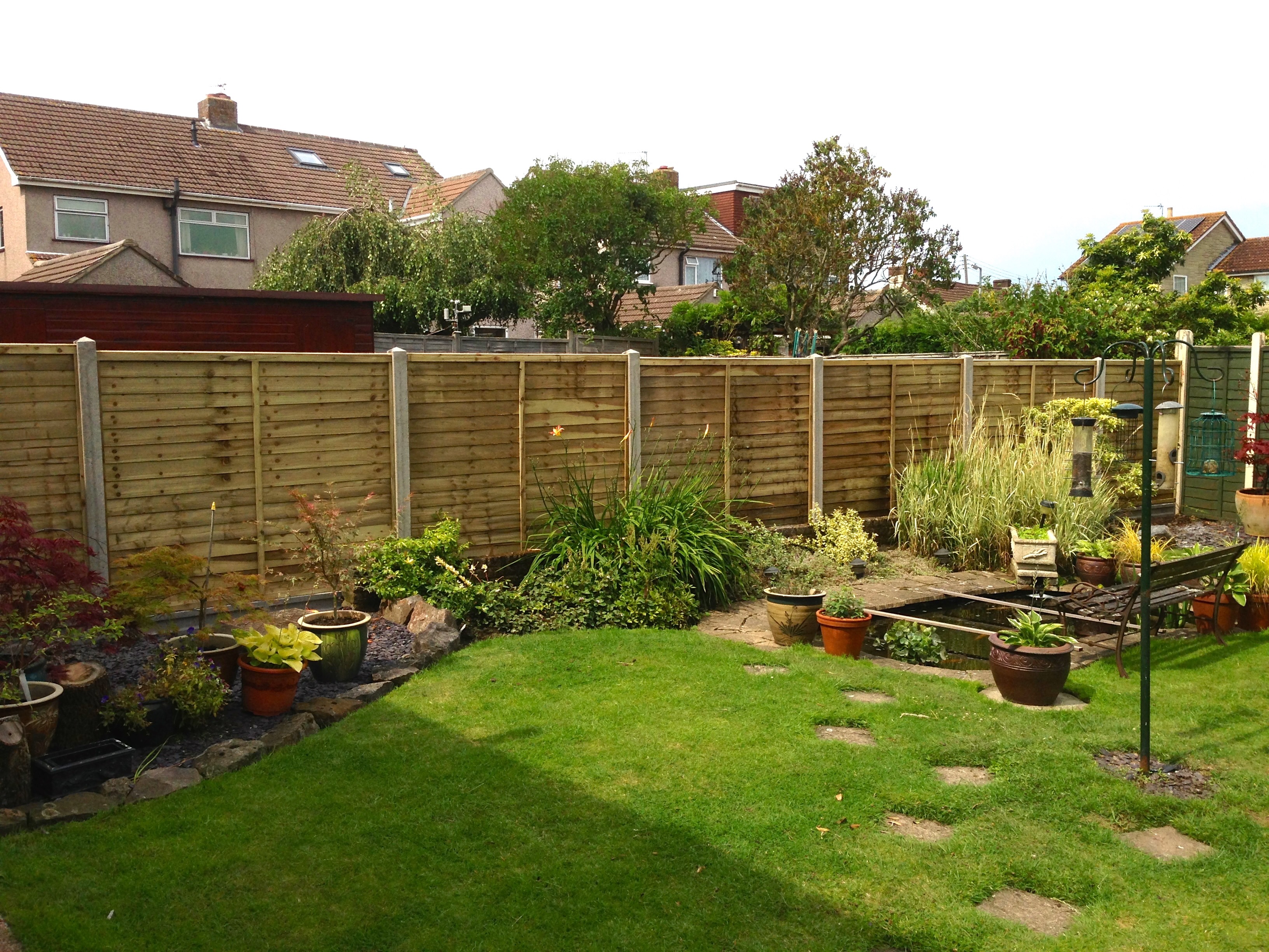 Overlap panels with concrete posts