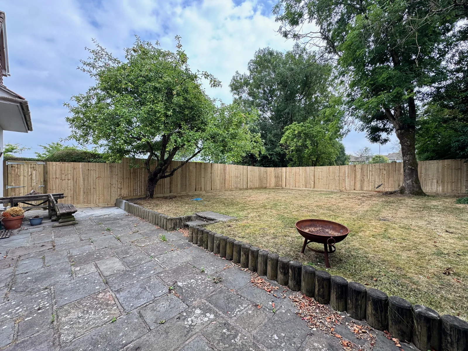 Featheredge fencing